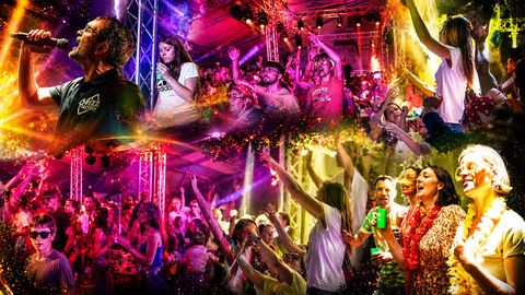 Le public de Tourinnes en fête, sourire aux lèvres, sous des lumières colorées