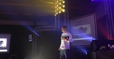 Ludovic, le présentateur, sur scène sous les projecteurs